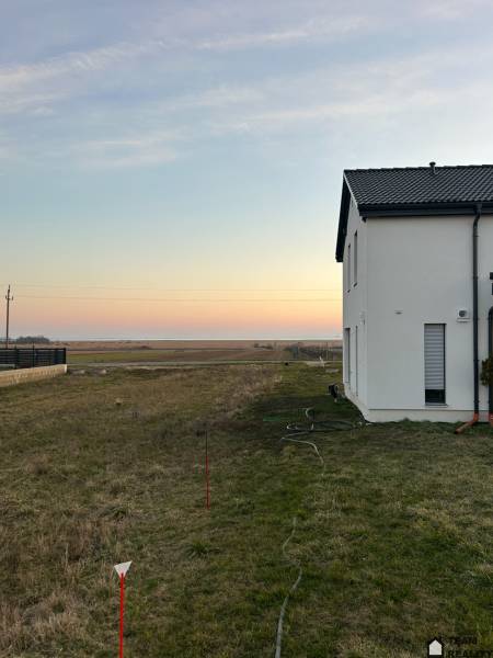 White house at sunset on the grounds - living in Neusiedl am See.