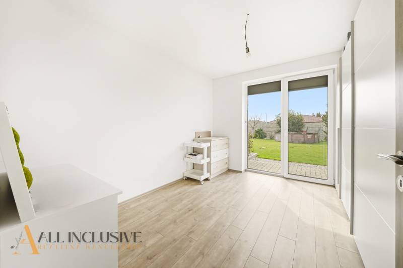 A room in a family house with a view of the garden, floor with wooden decor.