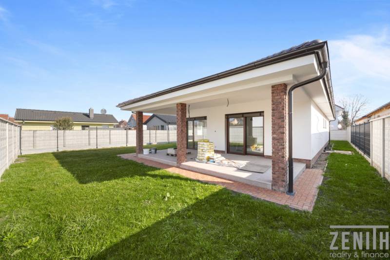 A family house in Vojka nad Dunajom with a garden and a terrace with light-colored paving.