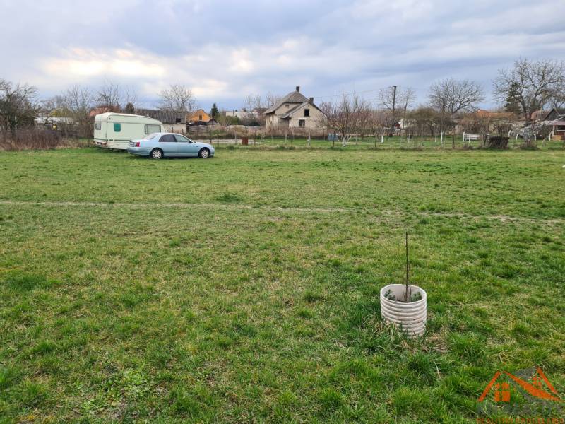 Spacious grassy plots - living in Veľké Kosihy with a caravan and a car.
