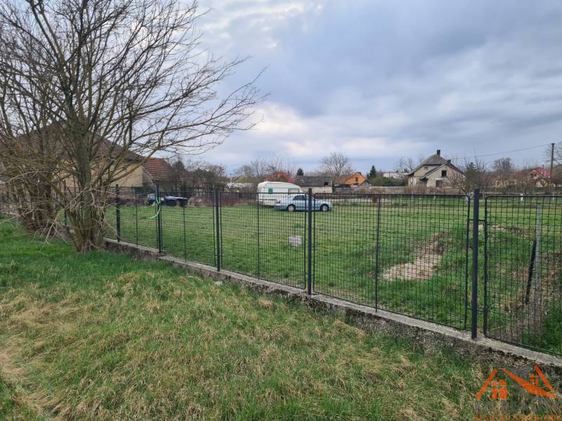 A fenced grassy plot in Veľké Kosihy suitable for living.