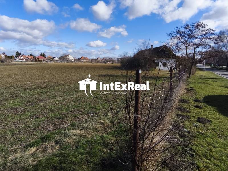 Residential plots in Čierny Brod with a view of the houses along Čierny Brod Street.