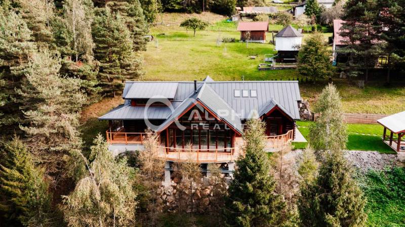 A family house in Hnilčík surrounded by nature, with a spacious garden and wooden cladding.