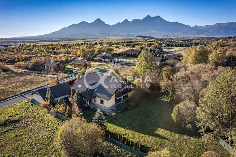 A family house in Veľká Lomnica surrounded by nature, with the Tatra Mountains in the background.