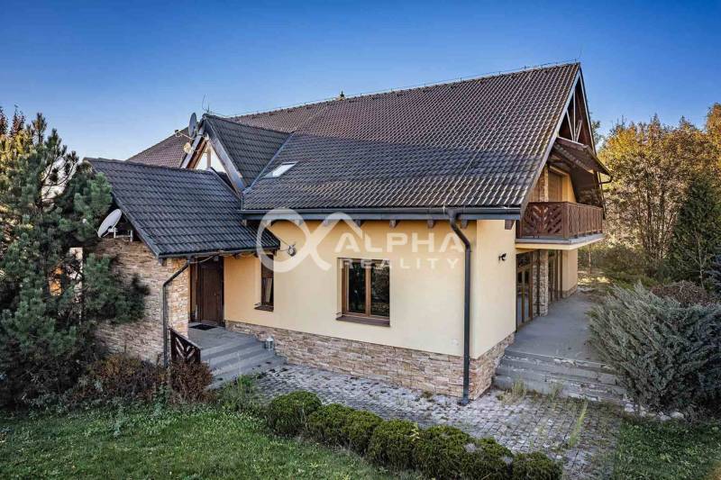 A family house in Veľká Lomnica with a stone detail on the facade and a garden.