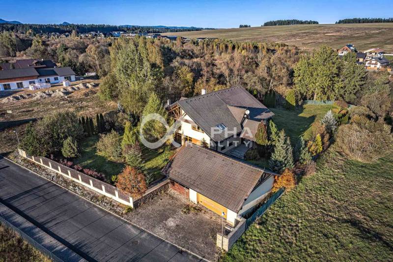A family house in Veľká Lomnica surrounded by greenery with a garden and a wide view of the surroundings.