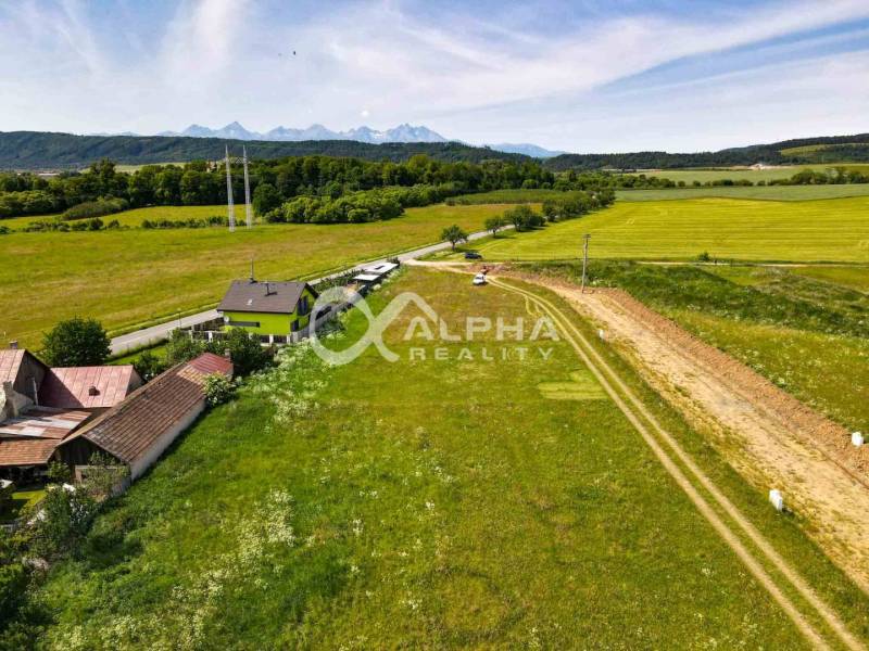 Plots - housing in Betlanovce with green meadows and houses in the background.