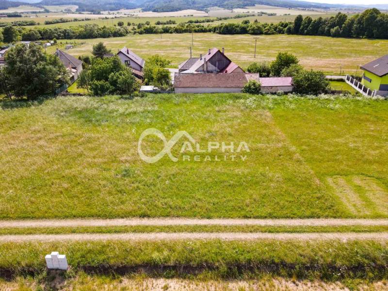 Plots - housing in Betlanovce surrounded by nature, with views of the surrounding fields and houses.