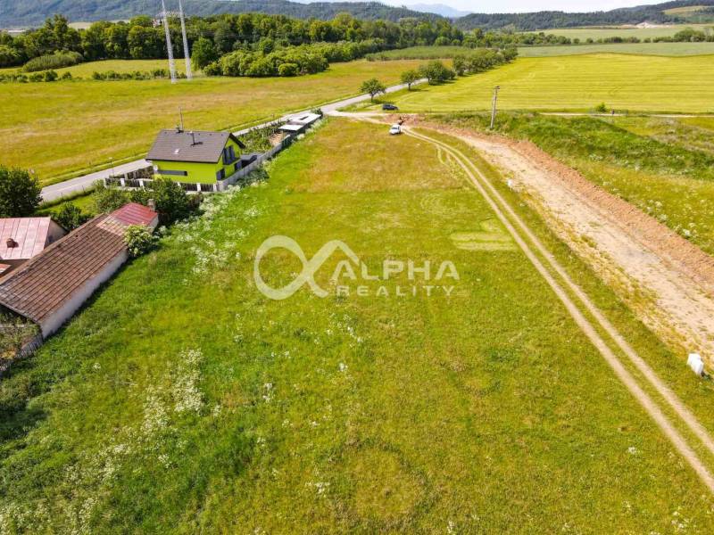 Land - housing in Betlanovce, green landscape with a road and a house.