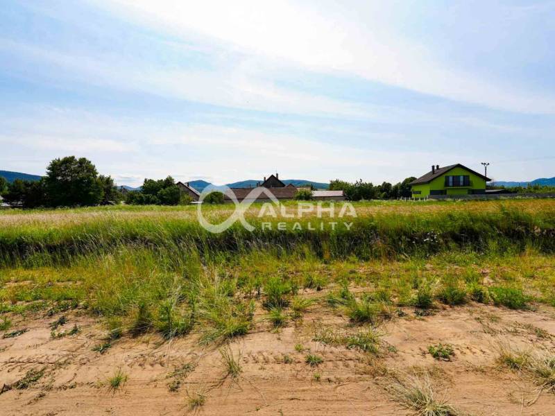 Residential plots in Betlanovce with views of the countryside and family houses.