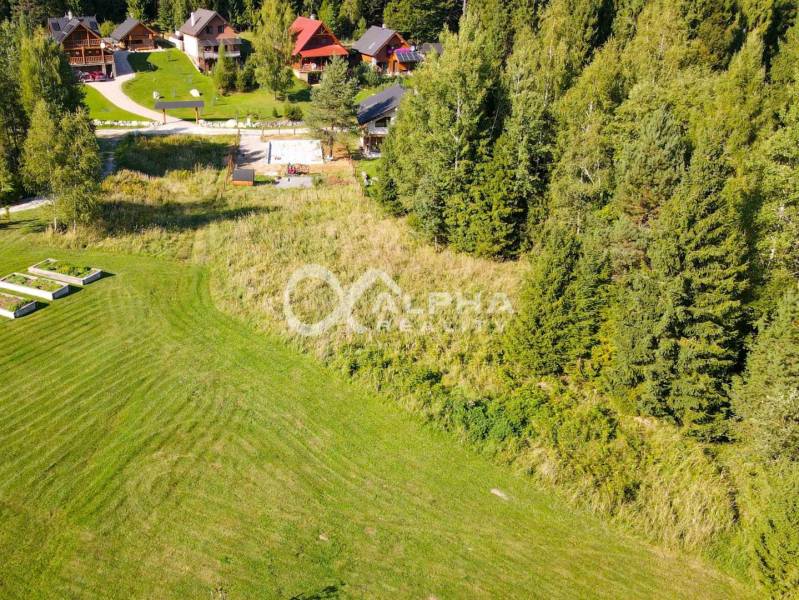 Plots - housing in Spišské Vlachy surrounded by greenery and houses, ideal for construction.