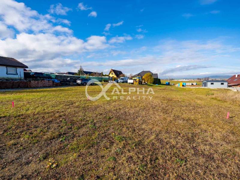 Plots - housing in Spišské Tomášovce with a view of the surrounding nature and family houses.