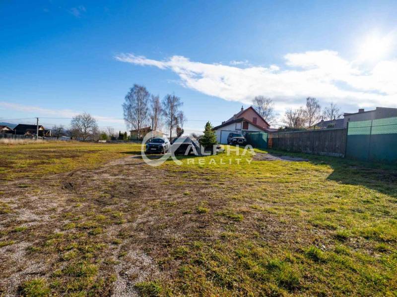 Land for residential use in Spišské Tomášovce, country house, cars on the property.