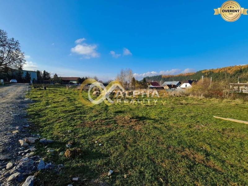 A grassy plot suitable for living in Markušovce with a view of the surrounding countryside.