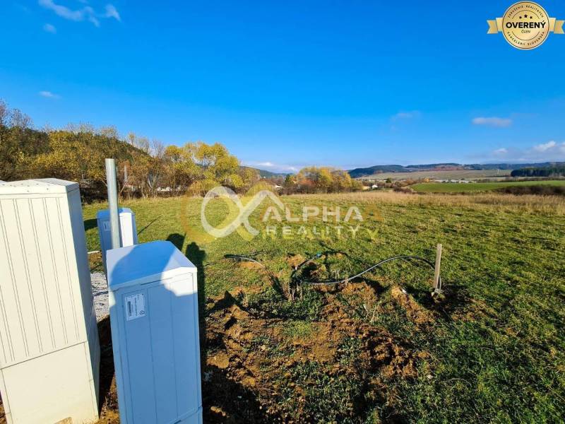 Plots - housing in Markušovce with sockets, surrounded by grassy areas and views of the countryside.