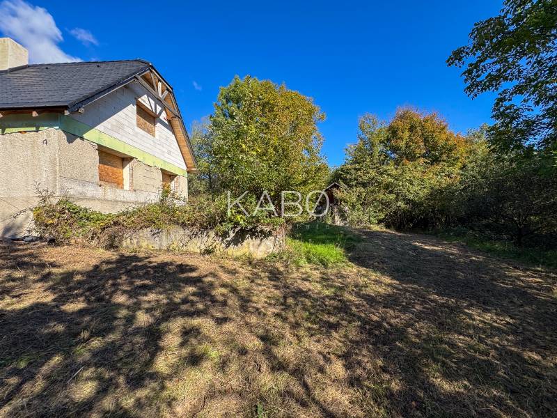 A house surrounded by greenery on agricultural and forest land in Lackov.