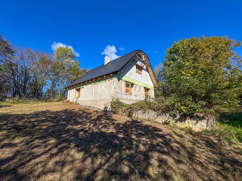 A wooden house surrounded by nature on agricultural and forest land in Lackov.