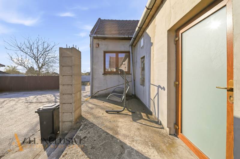 Commercial premises in Jelka with an outdoor courtyard featuring a wall and an exercise chair.