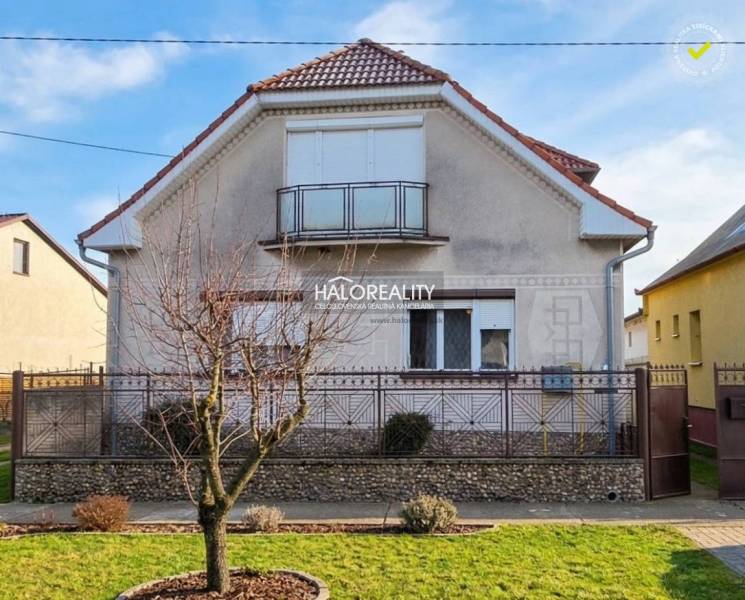 Family house in Kráľová nad Váhom, classic design, simple facade, garden with lawn.