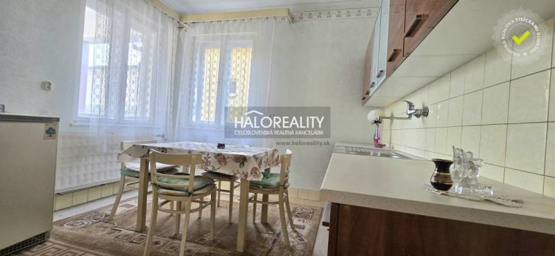 A kitchen unit in a family house with a wooden decor and a dining table.