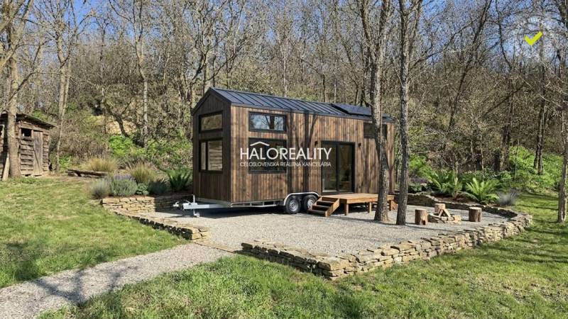Tiny house on recreational land in Zalaba, surrounded by nature and trees.