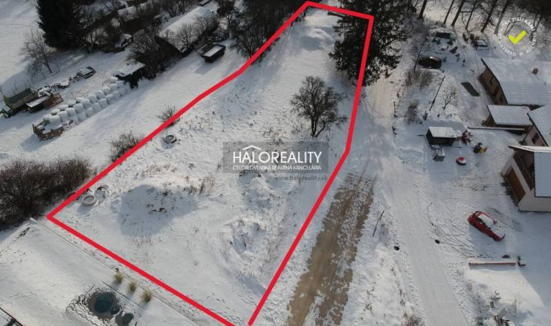 Snow-covered residential plots in Liptovské Beharovce with a limited area.