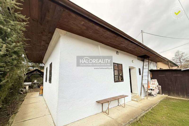 A cottage in Horna Ves with a gable roof and outdoor seating.