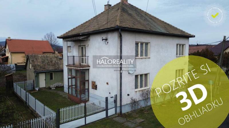 A family house in Tomášovce with a large garden and a balcony, surrounded by a fence.