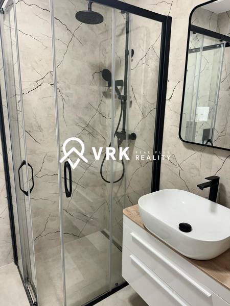 Bathroom in a holiday apartment with a modern shower and an elegant sink.
