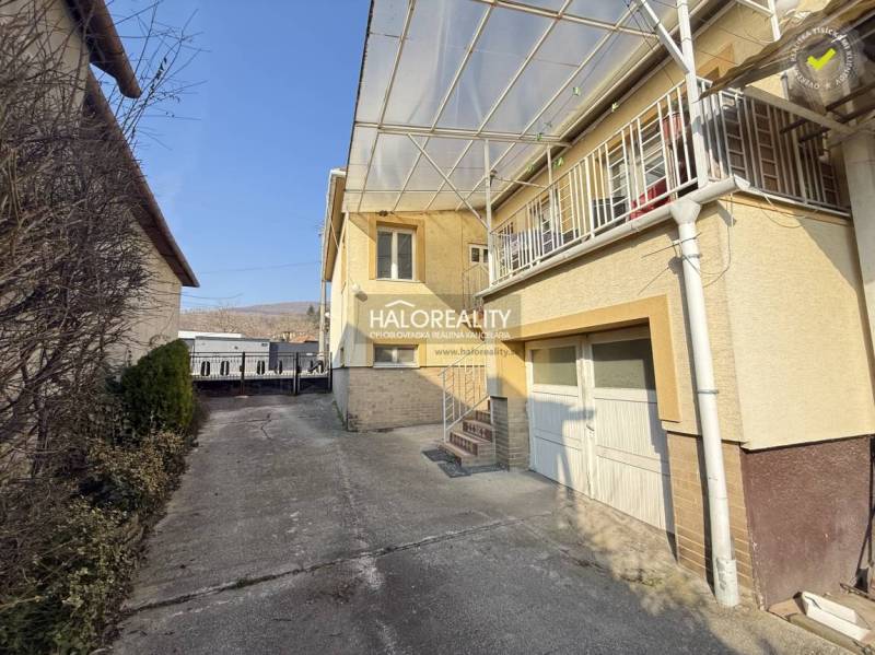 A family house in Dolné Vestenice with an entrance gate and a shelter over the terrace.