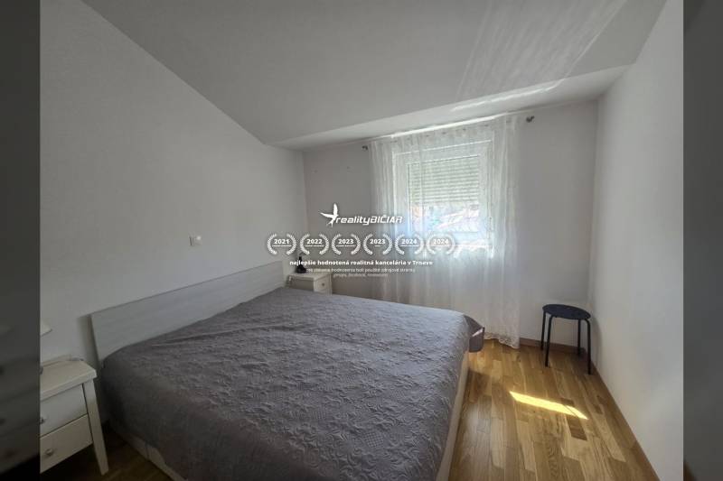 Bedroom in a holiday apartment with a bed and a wooden decor floor.