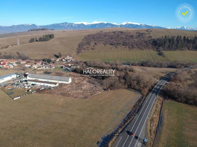 Landscape in Gôtovany with residential plots, with mountains in the background.