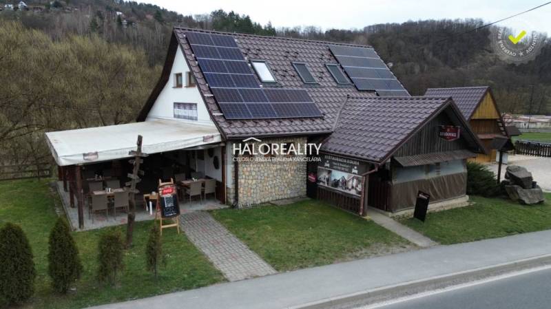 A restaurant in Hnúšťa with photovoltaic panels offers pleasant dining spaces.