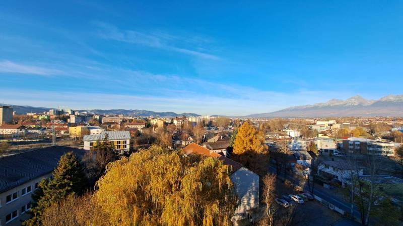 A view of the cityscape of Poprad with family houses and the High Tatras in the background.