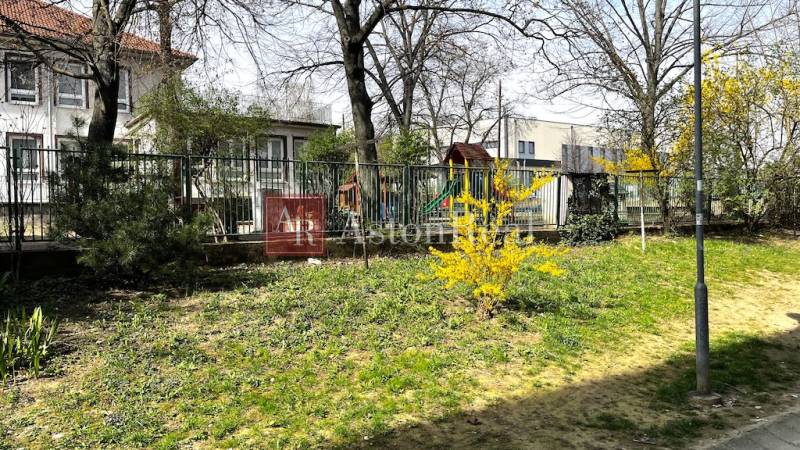 A yard with a lawn and a fence in the area of Bratislava - Nové Mesto, Šuňavcová, 3-room apartment.