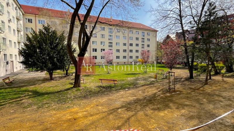 Living in a 3-room apartment on Šuňavcova Street, Bratislava - Nové Mesto, with an adjacent park.