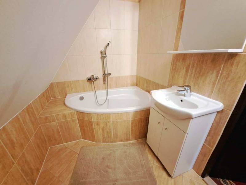 Bathroom with a bathtub and a sink in a 3-room apartment.