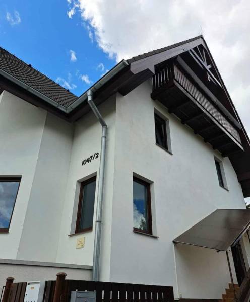 A building with a dark roof in Veľká Lomnica, suitable for a 3-room apartment.