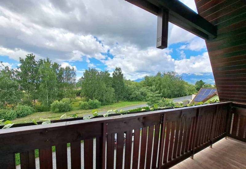 View from a 3-room apartment in Veľká Lomnica to greenery and mountains.