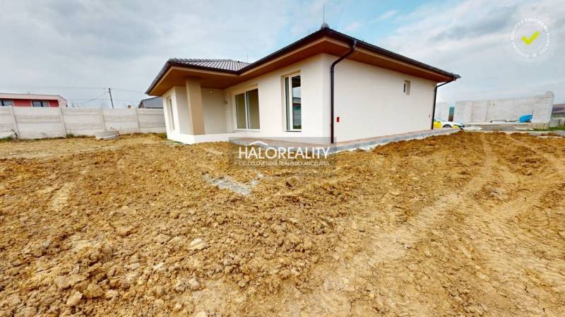 A family house in Rimavské Janovce with an untidy plot and a concrete fence.
