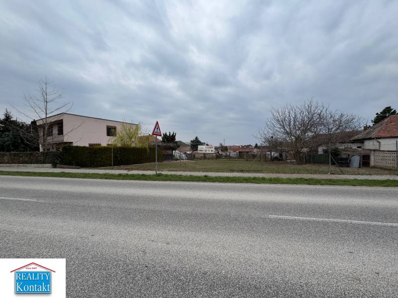 Plots - housing on Hlavná Street in Mojzesovo with gardens and a building nearby.