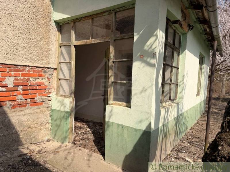 Older family house in Čalovec with plaster and brick detail, visible entrance.