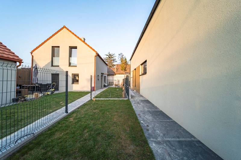 The yard of a family house in Poprad with a lawn and a walkway.