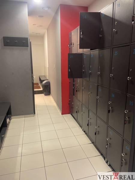 A locker room with lockable lockers and hangers in commercial premises.