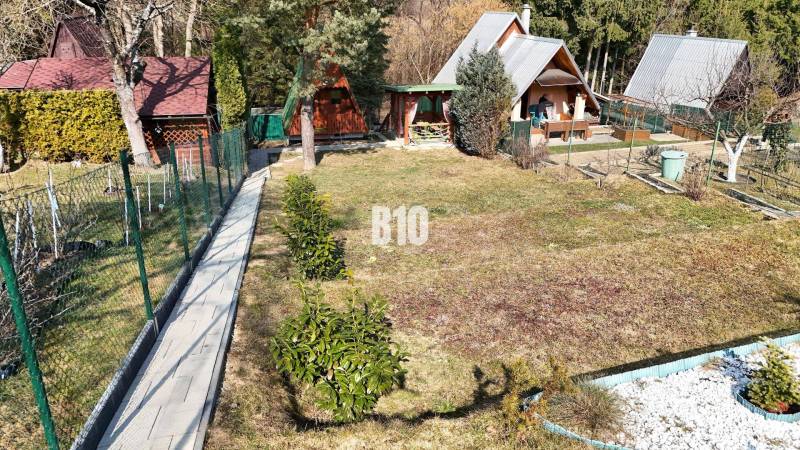 Cottage in Martin with land, wooden shelter, garden with maintained lawn.