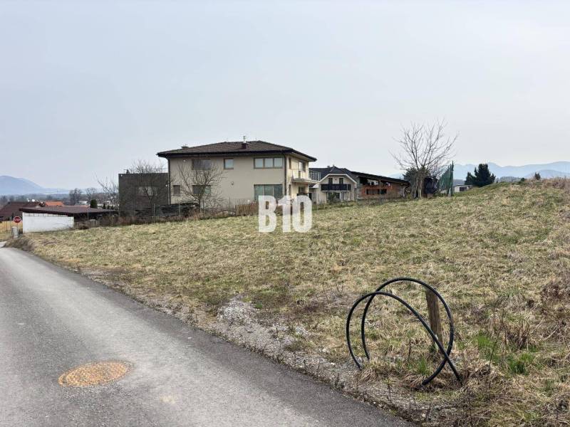 Plots - housing in Rosina with family houses and an access road on a gentle slope.
