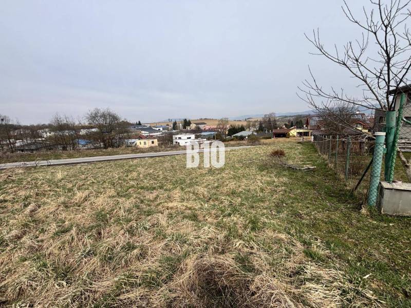 Land - housing in Rosina with a view of the surrounding countryside and houses.