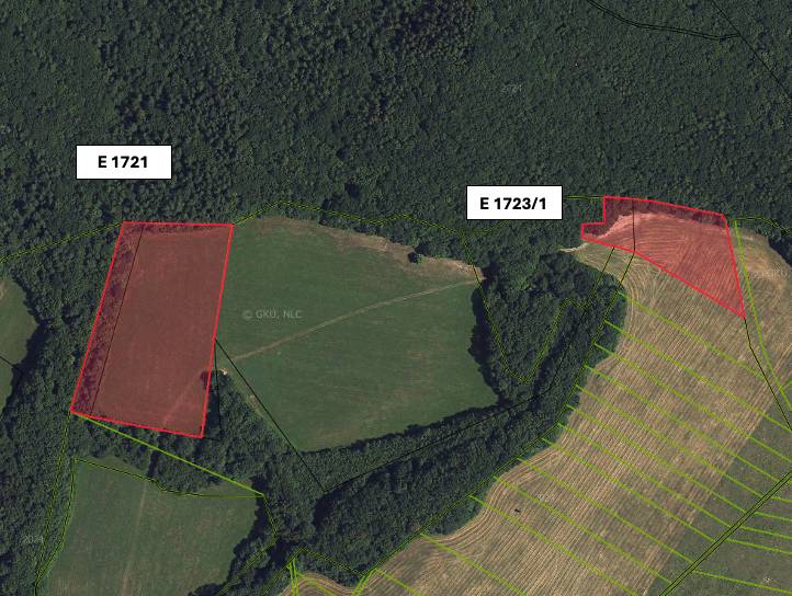 Satellite view of agricultural and forest land in Veľká Čausa with marked parcels.