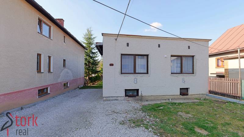 A family house on Mládeže Street in Dolný Hričov with a pebble courtyard and a front garden.