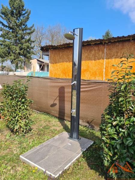 Garden shower by the cottage in Štúrovo on a grassy plot with a paved surface.